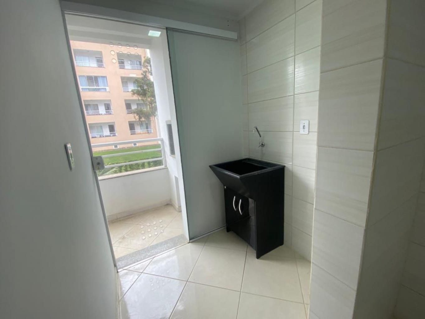 Apartamento semi mobiliado no bairro estrada das areias